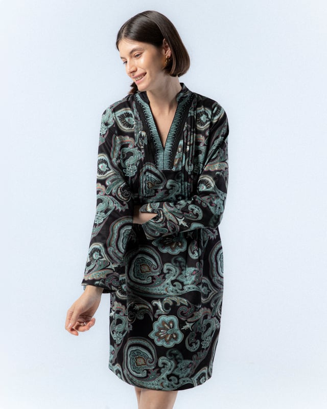 El Vestido Lorena Paisley Verde es una elección perfecta para el invierno. Con su elegante estampado paisley y corte holgado, este vestido ofrece una combinación de sofisticación y comodidad. Completa tu look con botas altas y un abrigo largo para un estilo clásico y chic en los días fríos.
 
 
 
 
 
  Vestido corto con jaretas en delantero. 
 
 
 
 Cuello pico con bordado de hilo y abalorios. 
 
 Manga larga acabada con puño con abertura. 
 
 Tejido estampado paisleys.