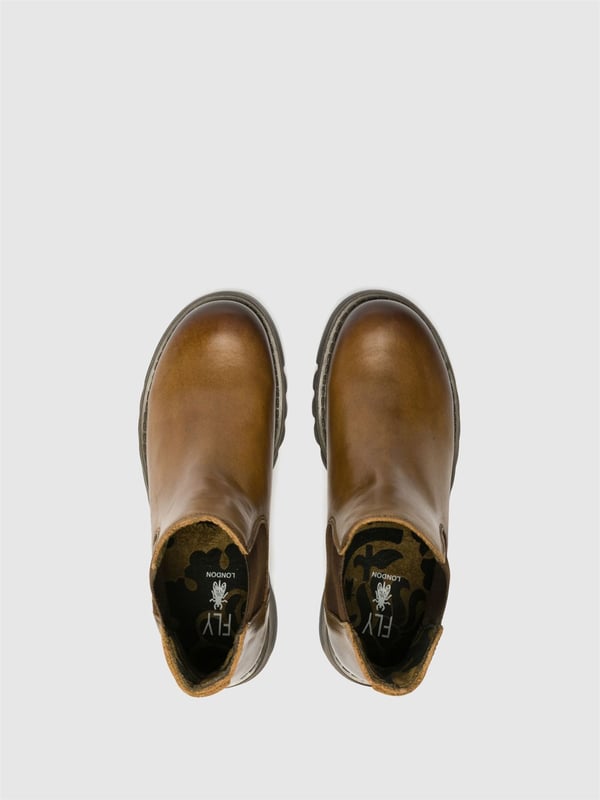 De Fly London Women's Salv195 Chelsea Leather Boots uit de Sminx Line bieden een stijlvol en praktisch ontwerp voor dagelijks gebruik. Deze laarzen hebben een instapmodel en zijn gemaakt van eersteklas leren bovenwerk, een voering van microvezel en een comfortabele binnenzool van microvezel. De duurzame TR-rubberen zool zorgt voor langdurige ondersteuning, terwijl de 3,5 cm hoge wighak precies de juiste hoeveelheid hoogte toevoegt voor een subtiele lift. Deze Chelsea-laarzen zijn perfect om te combineren met casual of semi-formele outfits en combineren comfort en tijdloze stijl. Bovenwerk: leer, voering: microvezel, binnenzool: microvezel, zool: TR-rubber, hakhoogte: 3,5 cm, instapmodel.