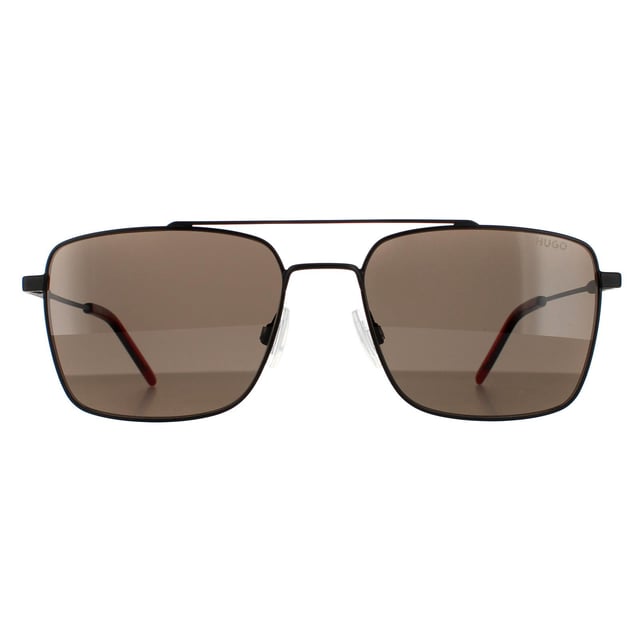 Hugo by Hugo Boss Gafas de sol cuadradas para hombre en negro mate y gris. Las gafas Hugo by Hugo Boss cuentan con un armazón de metal ultralite con un doble puente, almohadillas nasales ajustables y puntas de patilla de plástico para un ajuste cómodo.