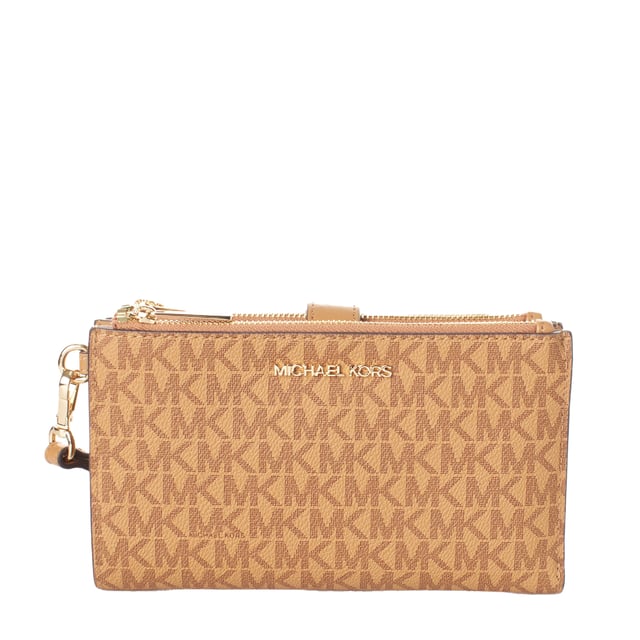Cartera de mano Michael Kors con un icónico estampado de logotipos que aporta un toque distintivo y sofisticado. Diseñada para combinar elegancia y funcionalidad, es perfecta como monedero grande mujer o cartera con correa de muñeca para un uso versátil y práctico.

Características:

- Estampado con el icónico logotipo MK en toda la superficie, que realza su diseño exclusivo y moderno.
- Cierre de botón seguro, que garantiza que la cartera permanezca cerrada en todo momento.
- Ranura interior con cierre de botón para funda de teléfono, ideal para llevarlo protegido y accesible.
- 1 ranura transparente para identificación, perfecta para documentos de fácil acceso.
- 6 ranuras para tarjetas, que permiten organizar de forma eficiente tus tarjetas más importantes.
- 2 compartimentos con cierre de cremallera, ideales para organizar y proteger tus pertenencias de forma segura.
- 2 compartimentos multiusos interiores, ideales para billetes, recibos u otros artículos.
- Correa de muñeca extraíble de 7 pulgadas, que permite llevarla cómodamente en la mano o dentro de un bolso.
- Logo metálico frontal grabado, que aporta un detalle elegante y distintivo.

Una cartera de mujer funcional y sofisticada, con un diseño icónico y múltiples compartimentos para mantener tus pertenencias organizadas. Perfecta como monedero grande mujer y cartera con correa de muñeca, ideal para quienes buscan estilo, organización y versatilidad en su día a día.
 Medidas: 89.4% PVC, 9.6% Poliéster, 1% Poliuretano
 Composición: 100% Piel
 Cuidados:
- Limpiar con un paño suave y ligeramente húmedo.
- Evitar el contacto prolongado con agua, perfumes o productos químicos.
- Evitar la exposición directa y prolongada al sol o fuentes de calor.