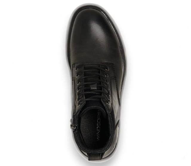 Las botas Windsorsmith Sergio son el epítome de la sofisticación casual, confeccionadas con cuero de vaca encerado/aceite desgastado. Con un refuerzo lateral elástico y una cómoda lengüeta en la parte posterior, estas botas Chelsea ofrecen un fácil acceso para ponerse y quitarse. El acabado resistente La puntera redonda y la suela liviana garantizan comodidad sin sacrificar el estilo. Cuero envejecido de primera calidad: confeccionado con cuero de vaca duradero, encerado/aceite para un encanto resistente. Forro cómodo sin cuero: brinda un tacto suave contra el pie para usarlo durante todo el día. Suela antideslizante confiable: Suela T.P.R diseñada para una tracción y estabilidad superiores, Diseño de fácil acceso: Cuenta con refuerzos elásticos de doble cara para poner y quitar sin esfuerzo, Elegante punta redonda: Forma clásica para una apariencia sofisticada, Práctica altura del talón: tacón de 25 mm para mayor elevación sin comprometer la comodidad. Conveniente lengüeta para tirar: ubicada en la parte posterior para una entrada rápida y fácil. Marca distintiva: adornada con el logotipo metálico de cabeza de toro de Windsorsmith en la lengüeta trasera, que muestra la calidad de la marca.
Estilo Chelsea versátil: un diseño atemporal que combina bien con varios conjuntos para cualquier ocasión