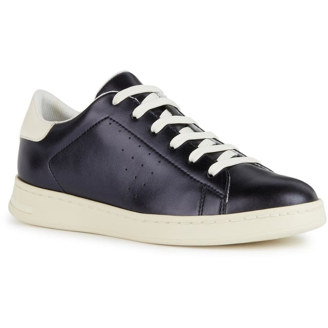 Jaysen is a lightweight breathable low-cut sneaker for women that exudes casual charm and takes its cues from a classic tennis-shoe style. With an attractive everyday design, it comes in a mixture of a pearlescent and plain leather-effect material.