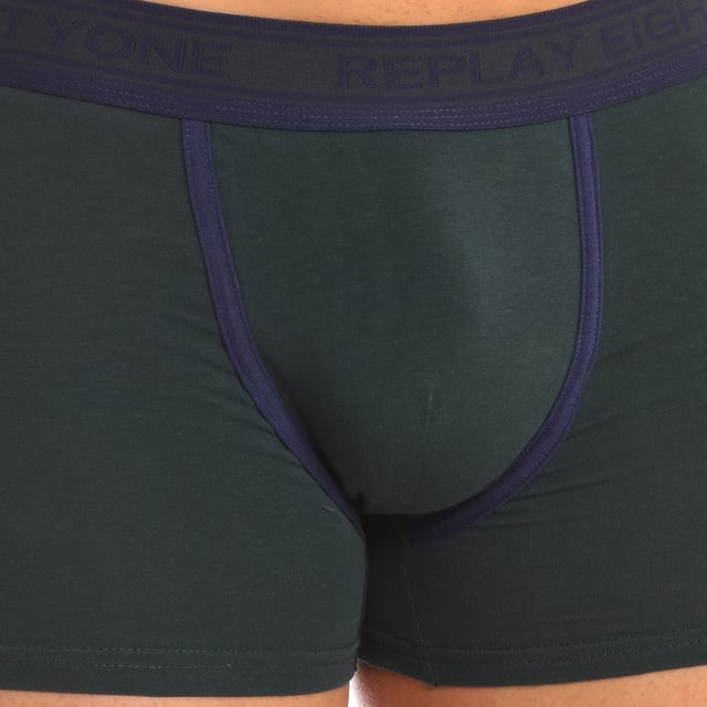 Bóxer de algodón elástico.
Cinturilla de goma elástica, con el nombre de la firma repetidamente bordado.
Tejido cómodo y transpirable.
Frontal anatómico, con capacidad de sujetar sin apretar.
Costuras vistas a tono.
 Composición: 95% Algodón, 5% Elastano
 Cuidados:
Lavar a temperatura máxima 40º.
Planchar a baja temperatura.
No usar lejía.
No usar secadora.
No lavar en seco.