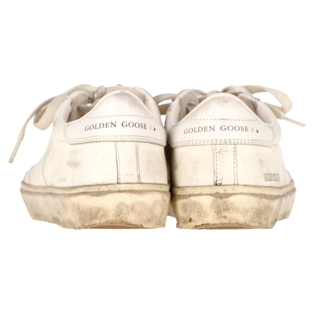 Empfohlener Verkaufspreis
Die Golden Goose Soul Star Sneakers aus elfenbeinfarbenem Leder sind eine vielseitige und stilvolle Wahl für Freizeit und Alltag. Das Modell aus weißem Nappaleder besticht durch sein zeitloses Design mit einer weißen Fersenlasche aus Leder als zusätzliches Detail. Die weißen Schnürsenkel verleihen diesen Sneakers einen klassischen Touch und machen sie zu einer schicken und trendigen Ergänzung Ihrer Schuhkollektion. Inspiriert von der Entwicklung des Sneakers vom Performance-Modell zum Alltags-Essential vereinen die Soul Star Sneakers mühelos Komfort und Mode.

Golden Goose Soul Star Sneakers aus elfenbeinfarbenem Leder
Zustand: Sehr gut
Gebrauchsspuren: Leichte Gebrauchsspuren, wenig getragen, aber sehr gut erhalten. Leichte Gebrauchsspuren an Sohlen und Knicken, leichte Abnutzungsspuren an Sohlen und Fersen.
Verpackung: Staubbeutel
Farbe: Weiß | Elfenbein
Material: Leder
Größe: EU 38/US 8
Maße: Absatzhöhe: 30; Innensohlenlänge: 270
Artikelnummer: NAPPUGBSH398319W