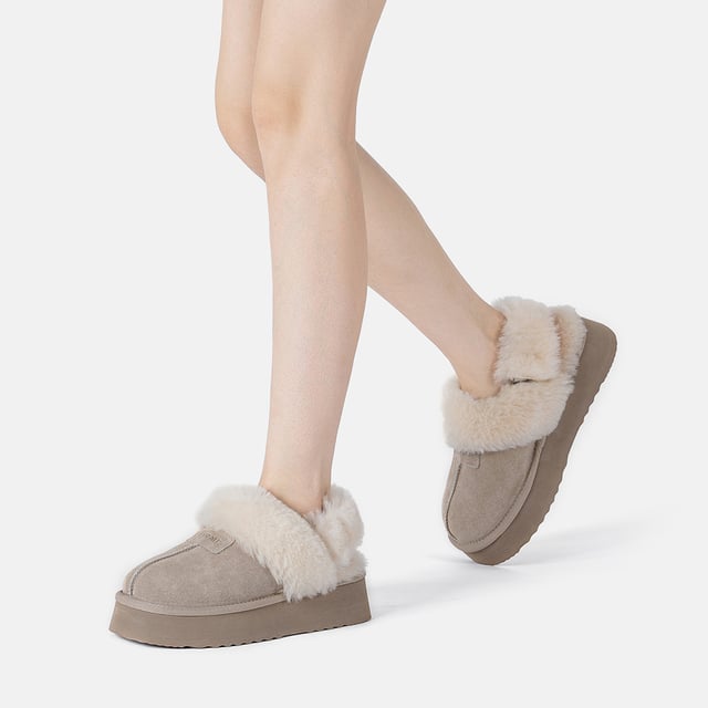 No pases de moda este invierno con estas zapatillas imprescindibles Fantail. Con suela en plataforma y una discreta banda elástica para una comodidad y un ajuste óptimos, incluyen también, una correa de hebilla mullida adicional, que ofrece opciones de estilo versátiles. Elegantes y acogedoras, son perfectas para mantener tus pies calentitos.