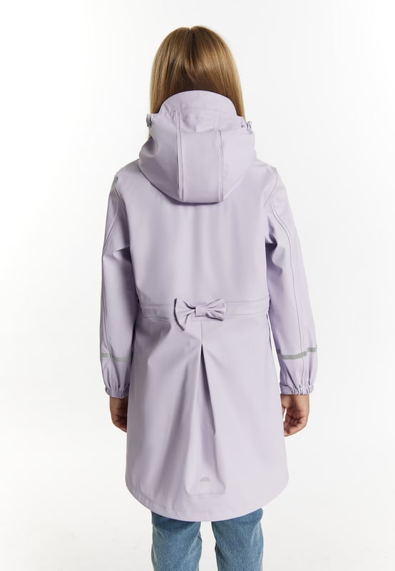 Beschichtung: 100 % Polyurethan; Material der Fliege: 100 % Polyester; keine Kordel/Zugschnur; Obermaterial: 100 % Polyester.  Dieser Regenmantel von Schmuddelwedda beweist, dass praktische Kleidung nicht nur hübsch, sondern auch nachhaltig sein kann. Das hochwertige, recycelte Material ist dank Beschichtung absolut wasserdicht und auch die Nähte sind so fest versiegelt, dass keine Nässe durchkommt. Kleine Falten auf der Vorderseite und eine große Kellerfalte mit Schleife auf der Rückseite setzen ebenso zauberhafte Akzente wie die verspielten Blümchendruckknöpfe und die lichtreflektierenden Logo-Prints.  Regenmantel