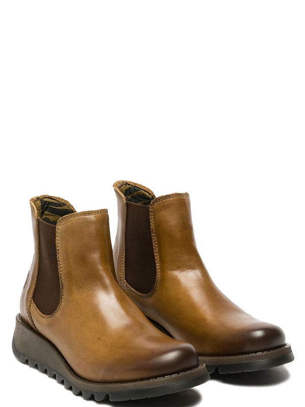De Fly London Women's Salv195 Chelsea Leather Boots uit de Sminx Line bieden een stijlvol en praktisch ontwerp voor dagelijks gebruik. Deze laarzen hebben een instapmodel en zijn gemaakt van eersteklas leren bovenwerk, een voering van microvezel en een comfortabele binnenzool van microvezel. De duurzame TR-rubberen zool zorgt voor langdurige ondersteuning, terwijl de 3,5 cm hoge wighak precies de juiste hoeveelheid hoogte toevoegt voor een subtiele lift. Deze Chelsea-laarzen zijn perfect om te combineren met casual of semi-formele outfits en combineren comfort en tijdloze stijl. Bovenwerk: leer, voering: microvezel, binnenzool: microvezel, zool: TR-rubber, hakhoogte: 3,5 cm, instapmodel.