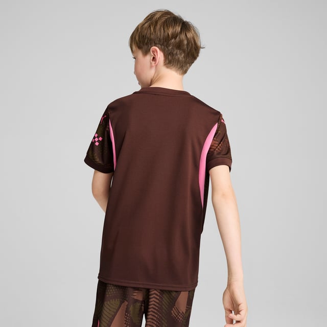 PRODUCT STORY : Defend your goal like Manchester City's finest in this official 24/25 short-sleeved goalkeeper jersey. Lightweight, breathable and cut for action, it features our moisture-wicking dryCELL fabric to keep you feeling cool, comfortable and focused. FEATURES & BENEFITS :  dryCELL: Performance technology designed to wick moisture from the body and keep you free of sweat during exercise. As part of the RE:FIBRE program, this garment is made of at least 95% recycled material from textile waste and other used materials.  DETAILS :  Regular fit. 170 gsm, Jacquard. Crew neck. Short sleeves. Official team branding. PUMA Youth: Recommended for older kids between 8 and 16 years.