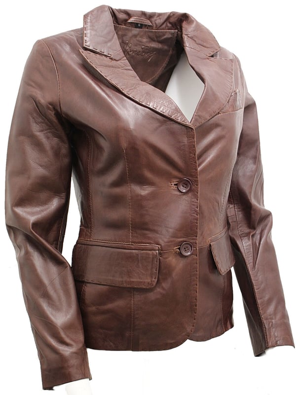 Erweitern Sie Ihren Stil mit unserem schicken und edlen Damen-Lederblazer, einem vielseitigen Stück, das Ihrem Outfit mühelos Flair verleiht und sowohl für legere als auch für elegante Anlässe geeignet ist. Dieser Blazer ist aus 100 % hochwertigem, ultraweichem Nappaleder gefertigt und bietet ein luxuriöses und bequemes Tragegefühl. Das zeichnet ihn aus:  
 Traditioneller Look mit einem Twist: Der Blazer verfügt über einen einreihigen Block mit zwei Knöpfen ein zeitloses und traditionelles Erscheinungsbild, während das abgerundete Revers einen stilvollen und modernen Touch verleiht. 
 Viel Stauraum: Zwei Pattentaschen an der Taille sorgen dafür Leicht zugänglicher Stauraum für das Nötigste, und eine offene Brusttasche unterstreicht nicht nur den klassischen Look, sondern dient auch als funktionelles Fach. 
 Premium-Farbvarianten: Erhältlich in drei Premium-Farbvarianten, können Sie diejenige wählen, die zu Ihrem Stil passt und Ihrer Garderobe Eleganz verleiht. 
 Hochwertige Verarbeitung: Hergestellt aus Dieser Blazer aus 100 % hochwertigem, ultraweichem Nappaleder vereint Stil und Komfort und sorgt dafür, dass Sie gut aussehen und sich gut fühlen. 
 Vielseitige Kleidung: Egal, ob Sie sich für einen besonderen Anlass schick kleiden oder Ihrem Alltagsoutfit einen Hauch von Eleganz verleihen, dieser Blazer ist eine vielseitige und modische Wahl.  Der Damen-Lederblazer ist ein Ein Muss für alle, die hochwertige Handwerkskunst und zeitlosen Stil in ihrer Kleidung schätzen.