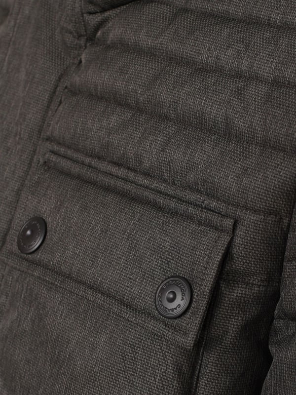 Diese Steppjacke von Casamoda ist eine robuste und bequeme Jacke für kühlere Tage. Sie ist aus hochwertigen Materialien gefertigt und hat eine antiallergische Sorona-Füllung, die für eine optimale Wärmeisolierung sorgt. Die Jacke ist wasser- und windabweisend und schützt Sie vor Wind und Wetter. Die Jacke hat einen Stehkragen und einen durchgehenden Reißverschluss, der durch eine Druckknopfleiste verdeckt wird. Die Jacke hat mehrere Taschen, in denen Sie Ihre Wertsachen sicher aufbewahren können. Die Jacke verfügt über Seitentaschen mit Reißverschluss und zwei Brusttaschen mit Druckknöpfen. Die Sturmbündchen an den Ärmeln sorgen für einen guten Sitz und schützen vor Kälte. Die Jacke hat eine reguläre Passform, die für einen bequemen Sitz sorgt. Die Jacke hat außerdem eine abnehmbare Kapuze, die Sie mit Druckknöpfen befestigen oder abnehmen können. Die Kapuze ist ein praktisches Detail, das Ihnen mehr Flexibilität bietet. Sie ist in verschiedenen Farben und Größen erhältlich und lässt sich vielseitig kombinieren. Diese Steppjacke von Casamoda ist eine robuste und bequeme Jacke für jeden Mann.