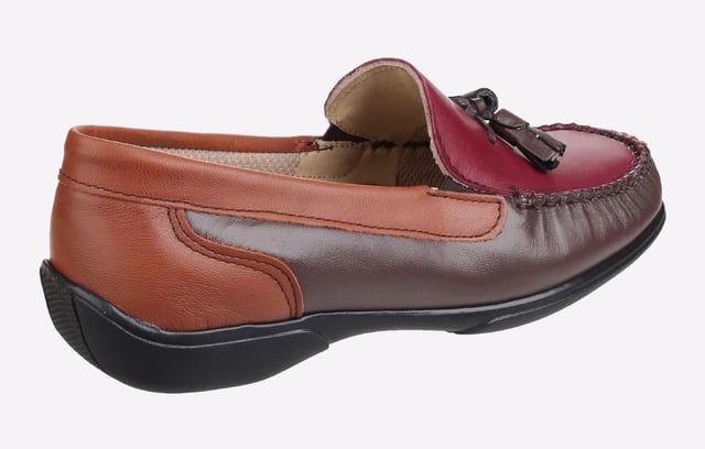 Cotswold Biddlestone is a stylish slip on leather moccasin shoe. Smooth leather upper with overlays and stitching accents. Lined inner to provide comfort throughout the day. Lightweight and stylish shoe for any occasion. Comfortable flat sole unit.
- Extra wide slip fit moccasin
- Lightweight with casual styling perfect for any occasion
- Stitch and tassel detailing
- Comfortable flat and flexible sole
- Lined inner