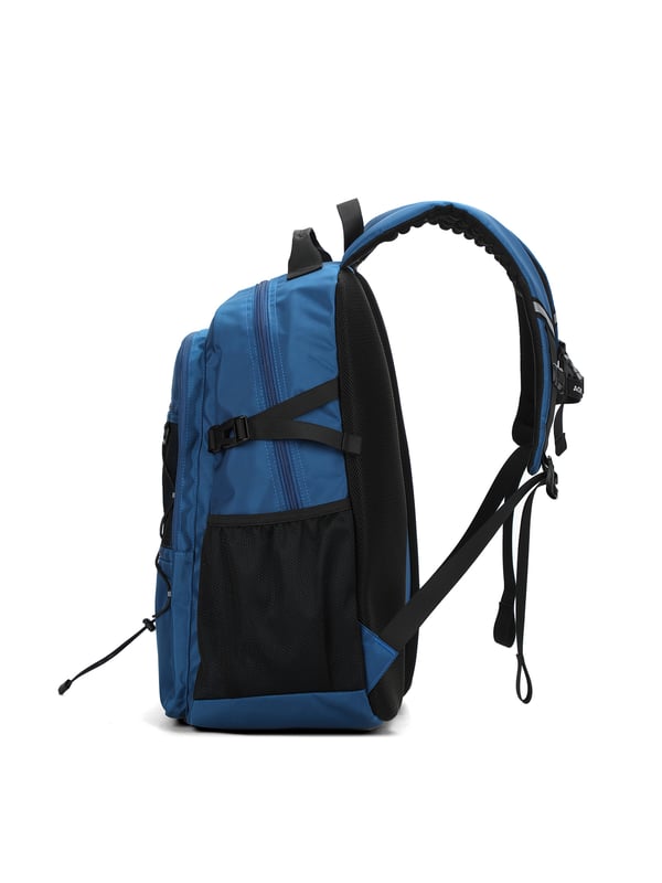Mochila unisex. El cierre es con cremallera. Los bolsillos internos son bolsillos multifuncionales. Los bolsillos exteriores son dos frontales con cremallera y dos laterales abiertos. Falta la correa para el hombro. El asa es de tela. Hay dos compartimentos internos. El material exterior es poliéster. Internamente está forrado en poliéster. Medidas: 33x19x48 cm. Producto de moda