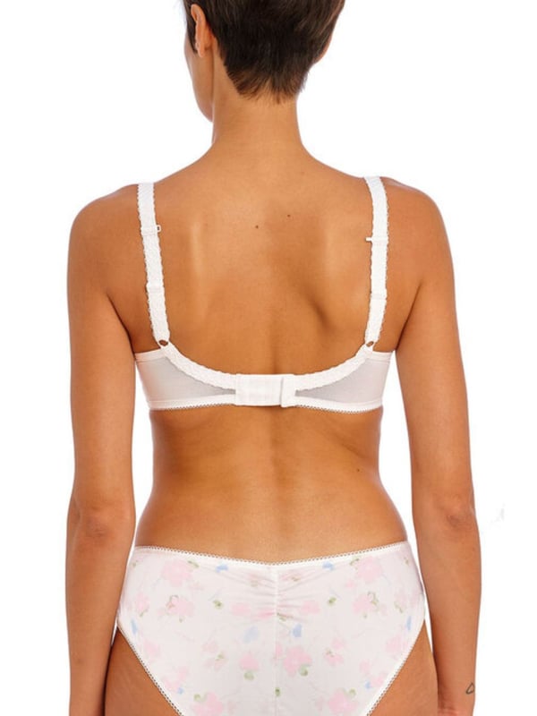 Part of Freya's Daydreaming collection, this t-shirt bra comes with a floral lace print. With adjustable straps, a moulded shape and a low centre front plunge. Completed with a stretch-lace adorned side wing and a racer back for increased support. The product is recommended hand-wash only.