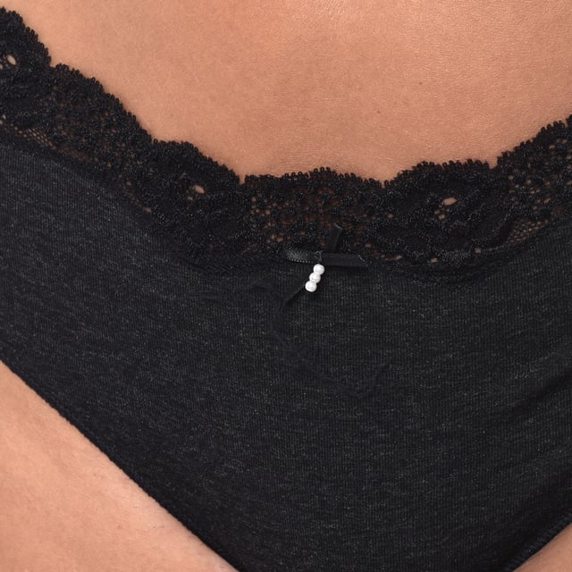 Set x 2 Shorty Tanga - Elegantie en Comfort - Janira

 Deze Pack x 2 Shorty Tanga is de perfecte optie voor vrouwen die op zoek zijn naar een combinatie van sensualiteit en comfort in hun dagelijkse lingerie.

 Deze shorty string is laag op de heup gesneden en omhelst zachtjes je silhouet, waardoor je een comfortabele en flatterende pasvorm krijgt. Extra bedekking aan de zijkanten en achterkant zorgt voor extra comfort, terwijl de sensuele stijl van de string behouden blijft.

 Versierd met kant en subtiele randdetails voegen deze korte strings een verfijnde en flirterige touch toe aan je lingeriecollectie. Elk item in de verpakking is ontworpen om je figuur te flatteren en combineert functionaliteit en elegantie.

 Gemaakt van zachte, ademende materialen, zijn deze shorty strings ideaal om elke dag te dragen en zorgen ze de hele dag voor comfort en frisheid.

 De verpakking heeft verschillende prints.
 Samenstelling: 95% Katoen, 5% Elastaan
 Onderhoud:
- Handwas of fijne was.
 - Gebruik een mild wasmiddel.
 - Geen bleekmiddel gebruiken.
 - Aan de lucht drogen.
 - Niet strijken.
