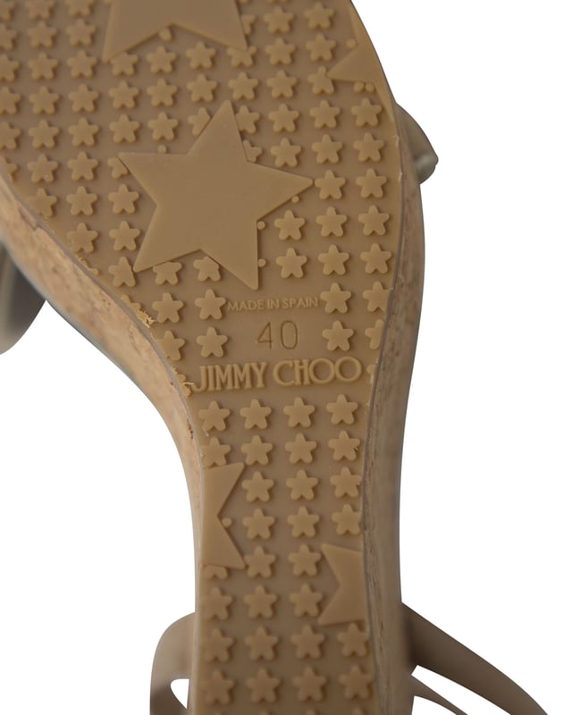 VINTAGE, RRP AS NEW
Elevate your style quotient to a whole new level in these Naima wedge sandals from Jimmy Choo! The beige sandals have been crafted from suede and styled in an open-toe silhouette with an embellished T-strap design on the vamps. They come equipped with buckled ankle straps, comfortable leather-lined insoles, and 12.5 cm cork wedge heels.



Jimmy Choo Naima Jeweled Platform Wedge Sandals in Beige Suede
Condition: very good
Material: Suede
Size: 40
Sign of wear: light wear
SKU: 207301