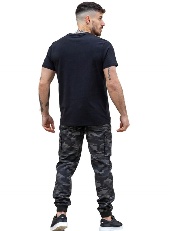 Erhebe deinen Stil mit den Militär Combat Camouflage Jeans von ENZO. Diese Jogger-Hose verfügt über einen elastischen Bund mit Kordelzug und Knopfverschluss für eine bequeme und sichere Passform. Mit mehreren Taschen und einem Reißverschluss bieten diese Hosen im mittleren Schnitt sowohl Funktionalität als auch ein modisches Design. Perfekt für den stilvollen, aber abenteuerlustigen Mann.