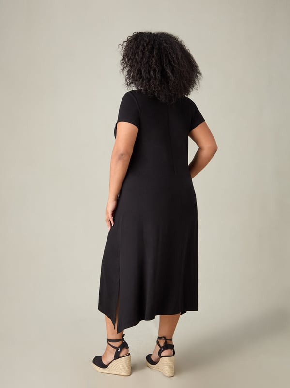 In classic black, this midaxi dress is cut from a soft, stretchy jersey thats so comfortable to wear. It has a lengthening V-neck and short sleeves that will keep you comfortable while ensuring that all-important coverage, and a loose, swingy shape thats roomy without being bulky. A hanky hemline with side slits add to its flattering silhouette, making it the perfect piece to dress up or down.