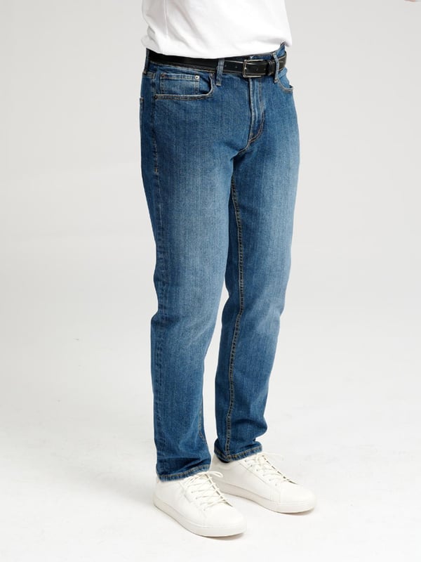 Gewone jeans van TeeShoppen  Deze jeans van TeeShoppen zijn zowel strak als comfortabel. Met jeans van TeeShoppen kun je je het hele jaar door vrij en comfortabel voelen. Een paar goede en comfortabele jeans is een must-have in elke garderobe. Hier zie je jeans in de kleur blauw. 
  Welke maat heeft de jeans?  Jeans kunnen worden geselecteerd in 36 verschillende maten. Bekijk en kies de maat onder "maat". De maten zijn aangepast voor mannen. 
  Over TeeShoppen  Bij TeeShoppen hebben we ons eigen productassortiment ontwikkeld. Het doel van ons assortiment is om je de mogelijkheid te geven om je garderobe te versterken met kleding die zowel basic als modern is. Maar ook al zijn de kleren basic, we hebben niet ingeboet op kwaliteit of ontwerp. De kledingstukken zijn gemaakt van luxe materialen die comfortabel zijn om te dragen en zijn ontworpen om te stylen voor elke gelegenheid. Wil je een tijdloze leverancier van mode voor zowel mannen als vrouwen? Dan is TeeShoppen de plek voor jou. We zijn specialisten in de verkoop van basic kleding. Je betaalt niet voor dure merken en kosten, maar alleen voor kwaliteit en service. En natuurlijk breiden we voortdurend ons assortiment uit in lijn met de mode, zodat je altijd moderne basic kleding bij ons kunt vinden.