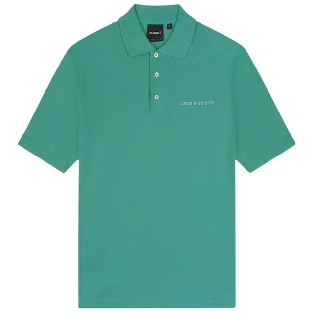 Lyle & Scott grön polotröja med broderad logo Wilton Lyle & Scott grön polotröja. Broderad märkeslogotyp på vänster bröst. Vanlig polotröja, grön färg. Slät polotröja, knappknäppning, elastiska ärmslut, 97% bomull, 3% elastan. Stil: SP2006V X083