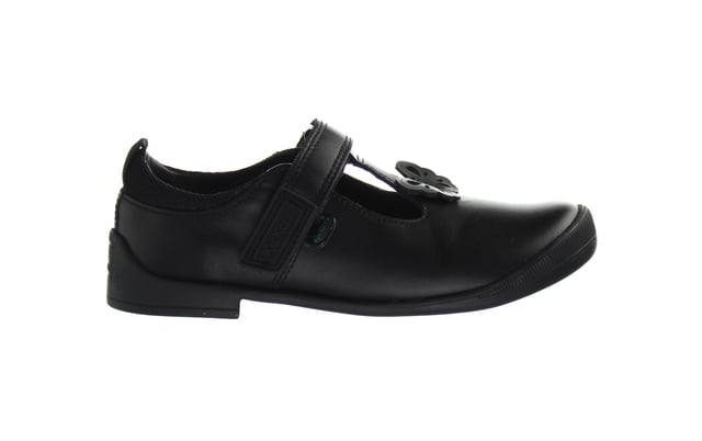 Bonito pero práctico, estos dulces zapatos escolares de estilo T-bar de pateadores son una opción ideal para preparar a su pequeño para el nuevo término. Abrazan una parte superior de cuero negro, haciéndolos súper versátiles y excelentes para combinar con uniforme escolar. Además, muestran un frontal de punta redonda espaciosa, suela de agarre resistente y una correa de cierre táctil ajustable para mantener sus pies seguros. Estos zapatos están terminados con detalles de puntadas finas y un adorno de mariposa cortada con láser en el frente para obtener más detalles. Estos zapatos no solo son duraderos y cómodos, sino que también tienen propiedades anti-Odour.