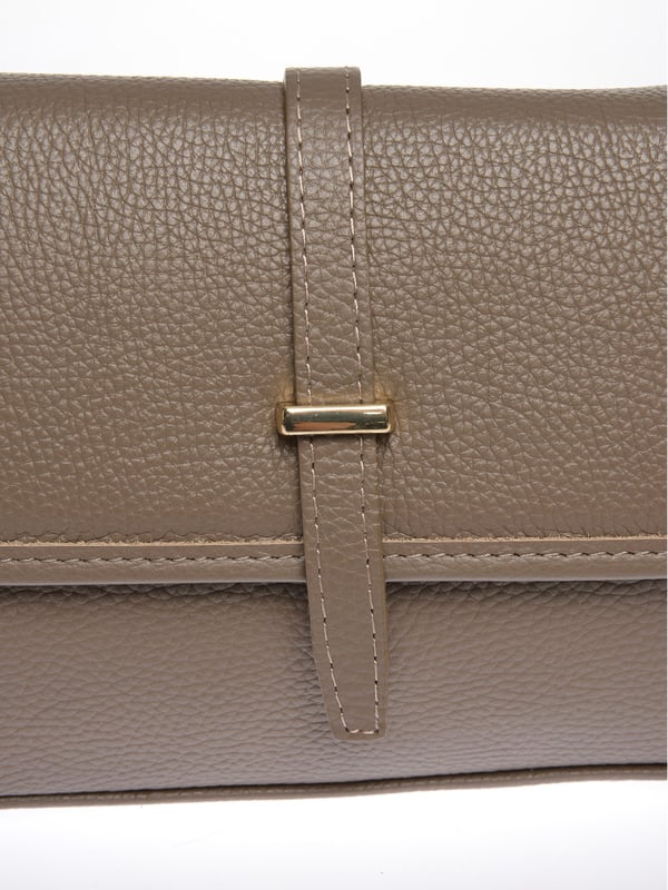 Bolso cruzado  
100% cuero de vaca  
Cierre superior con cremallera  
Solapa magnética frontal sobre cierre  
Bolsillo interno con cremallera  
Dimensiones: 17x25x7 cm  
Correa para el hombro: 120 cm ajustable  