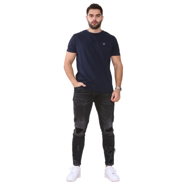 Deze originele heren T-shirts van Gant zijn voorzien van het klassieke merklogo en een ronde halslijn. Deze lichtgewicht en ademende Regular Fit T-shirts zijn gemaakt van 100% katoen en kunnen in de wasmachine worden gewassen.