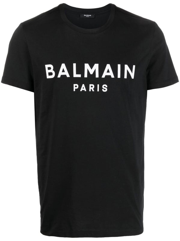 Presented in a black colourway with a cotton construction, Balmain's round-neck T-shirt boasts a contrasting logo print at the chest for a recognisable look.



black/white
cotton
logo print to the front
round neck
short sleeves
straight hem