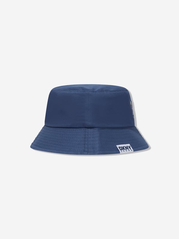 DKNY regenerate the New York spirit into their carefully woven products. This boys bucket hat is depicted in the finest cotton and statement DKNY Jeans print. Reminiscent of 90s city styles, he will be obsessed with such legendary craftsmanship. ‚ 100% Cotton