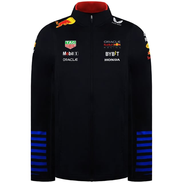 Red Bull Racing F1 Team 2024 Unisex-Softshelljacke in Marineblau Bereite dich auf die Saison vor mit der Red Bull Racing F1 Team 2024 Unisex Navy Softshelljacke – die perfekte Kombination aus Performance, Schutz und Style. Diese Jacke wurde sowohl für eingefleischte Fans als auch für aktive Menschen entwickelt und bietet zuverlässigen Wetterschutz sowie einen eleganten, modernen Look, was sie zu einem unverzichtbaren Teil der offiziellen Red Bull Racing Fanartikel macht. Wichtige Eigenschaften: Hochwertiges Softshell-Material: Hergestellt aus wasser- und windabweisenden Materialien bietet diese Jacke Komfort und Schutz bei wechselnden Wetterbedingungen. Modernes Unisex-Design: Mit vielseitiger Passform und elegantem Navy-Finish – perfekt, um deine Leidenschaft für die F1 mit Stil und Raffinesse zu präsentieren. Authentisches Team-Branding: Verziert mit offiziellen 2024 Red Bull Racing Logos und Designdetails, die das Erbe und die Innovation des Teams feiern. Funktionale Designelemente: Ausgestattet mit einem sicheren Reißverschluss vorne, verstellbaren Bündchen und durchdachten Taschen für mehr Komfort und verbesserte Leistung. Leicht und atmungsaktiv: Die für den aktiven Einsatz konzipierte Jacke bietet Atmungsaktivität und Bewegungsfreiheit und ist somit ideal für Renntage, Reisen oder alltägliche Abenteuer. Werten Sie Ihre Fan-Garderobe auf und bleiben Sie den Elementen immer einen Schritt voraus mit der Red Bull Racing F1 Team 2024 Unisex Navy Softshell-Jacke, bei der topaktuelles Design auf unschlagbare Leistung auf und abseits der Strecke trifft.