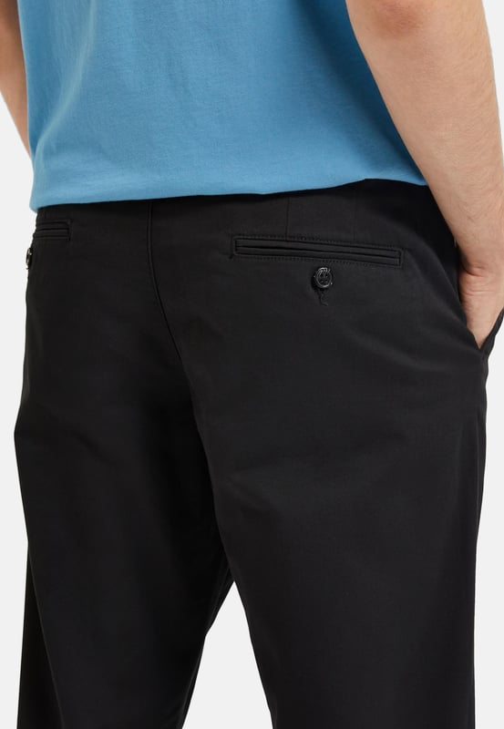 Tauchen Sie ein mit der Herren-Chinohose von Selected Homme. Mit ihrer schlanken Passform und dem schlanken Schnitt an den Oberschenkeln verleiht sie jedem Outfit eine moderne Eleganz. Die Paspeltaschen mit Knopf am Gesäß verleihen der Hose einen Hauch von Raffinesse und Funktionalität. Genießen Sie den ganztägigen Tragekomfort dank der hochwertigen Materialien und der sorgfältigen Verarbeitung. Die seitlichen Eingriffstaschen bieten praktische Aufbewahrungsmöglichkeiten für kleine Gegenstände. Der Reißverschluss und der Knopfverschluss sorgen für einen sicheren Sitz und ein einfaches An- und Ausziehen. Diese Chinohose ist perfekt für Männer, die einen anspruchsvollen Look mit einem Hauch von Lässigkeit suchen. Die Knöchellänge verleiht dem Style einen modernen Touch und ermöglicht es Ihnen, Ihre Lieblingsschuhe zu präsentieren. Die Gürtelschlaufen bieten die Möglichkeit, Ihren persönlichen Stil mit einem Gürtel Ihrer Wahl zu unterstreichen. Von lässigen Wochenendausflügen bis hin zu formellen Anlässen - diese Hose ist vielseitig einsetzbar und passt zu fast jedem Anlass. Erleben Sie den zeitlosen Stil und die Qualität von Selected Homme, die Ihren Look auf ein neues Level heben werden. Gönnen Sie sich den Luxus von Komfort und Stil - mit dieser Chinohose sind Sie immer perfekt gekleidet.