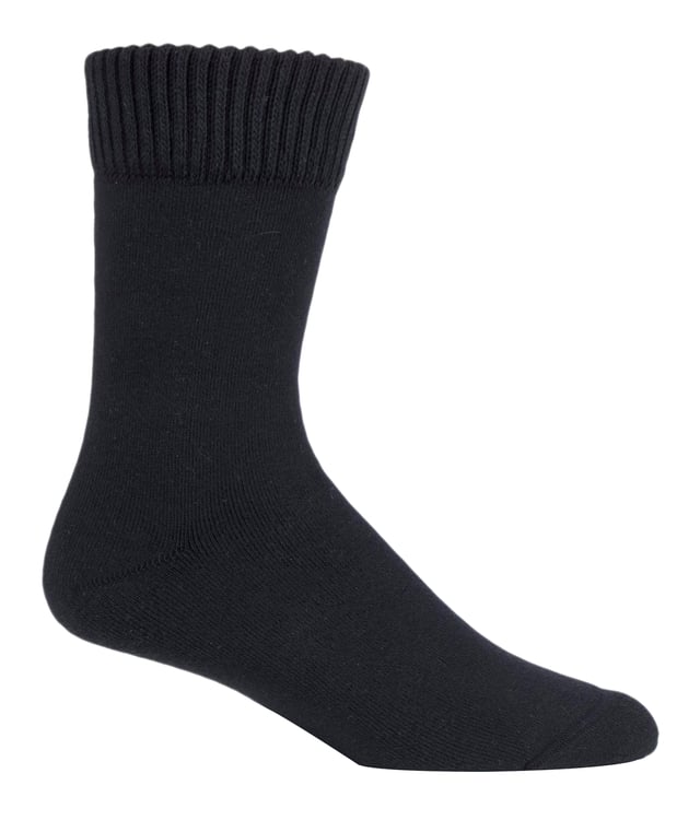 Desarrollados para ayudar a controlar los síntomas del edema, linfedema, retención de líquidos y otras afecciones relacionadas con la talla asociadas a los pies y tobillos hinchados. Las propiedades térmicas ayudan a mantener el calor y la calidez sin sacrificar todas las propiedades que el calcetín clásico para edema necesita para funcionar correctamente. Incluyen una parte superior extra ancha para minimizar la constricción y una costura en los dedos unida a mano para reducir la irritación. Circunferencia máxima tanto en la pierna como en el tobillo y el pie especialmente desarrollados utilizando la experiencia innovadora de Sock Shop. Estos calcetines se adaptan suavemente al contorno de los pies, los tobillos y las piernas sin oprimir. Los diseñadores de IOMI han probado estos Calcetines Térmicos Extra Anchos para Edema en personas que padecen edema. Han comprobado que son cómodos y no constriñen al llevarlos puestos, con la ventaja añadida de una costura plana en la puntera hecha a mano. Fabricados con un material rico en algodón (93%), proporcionan suavidad y comodidad. Están disponibles en 4 tallas: 4-7 UK, 6-8.5 UK, 9-11 UK y 12-14 UK. Se pueden lavar a máquina.