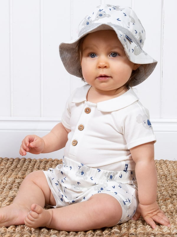 Our little Joey shorts are the perfect addition for this summer. Bubble-shaped, in our cute little Joey all-over print, with an elasticated waistband and cuffs, these shorts are one of our favourites. Pair them with our special bodysuit for a complete outfit!