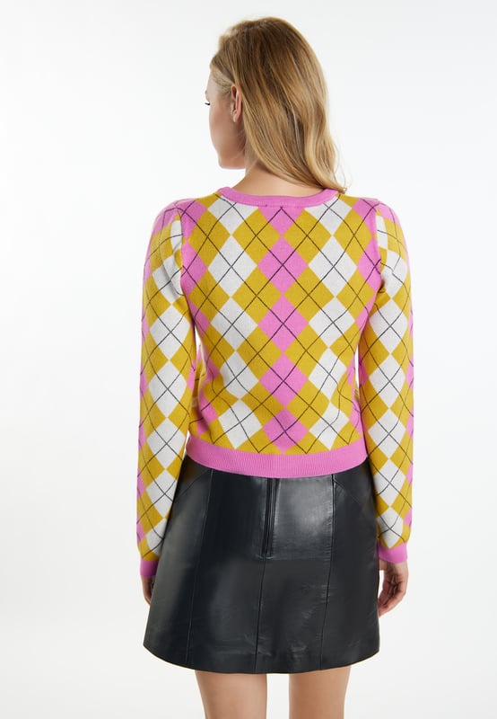 Terugkeer van de diamant! Het Schotse Argyle-patroon is een echte klassieker, populair voor golf, schooluniformen of sokken. Ook het patroon evergreen is erg populair bij myMo ROCKS. In een contrasterende kleurenmix is ​​de zachte trui gemaakt van een viscosemix, heeft een klassieke snit en is afgewerkt met effen geribde manchetten. Met stevige bikerlaarzen creëer je een casual break in stijl.  Gebreide trui