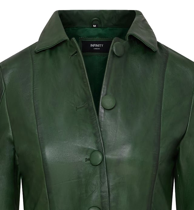 Deze lange jas, geïnspireerd op Victoriaanse en Edwardiaanse stijlen, heeft een strak uitlopend design gemaakt van 100% premium leer. Perfect voor gothic en punk mode, het is een gedurfd statement piece dat vintage charme combineert met een moderne rand. Lange uitlopende jas voor een opvallende look Gemaakt van 100% premium leer voor duurzaamheid en luxe Victoriaanse en Edwardiaanse invloeden met een eigentijdse twist Perfect voor gothic, punk of alternatieve modestijlen