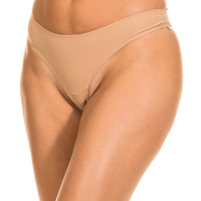 Thong Stars Diesel. 
 Skin color. 
 Manufactured in micro fiber. 
 Elastic waistband 
 Fabric label with the name of the embroidered signature on the back of the waistband. 
 Comfortable and breathable fabric. 
 Inner lining 
 Seams seen in tone. 

 Composition: 83% Nylon. - 17% Elastane. 

 Washing instructions: 
 - Wash at max. 30º. 
 - Do not use bleach. 
 - Allows dry cleaning. 
 - Do not iron. 
 - Do not use dryer.
 Composition: 83% Nylon, 17% Elastane
 Care:
Wash at max temperature 30º.
 - Do not use bleach.
 - Allows dry cleaning.
 - Do not iron.
 - Do not use dryer.
