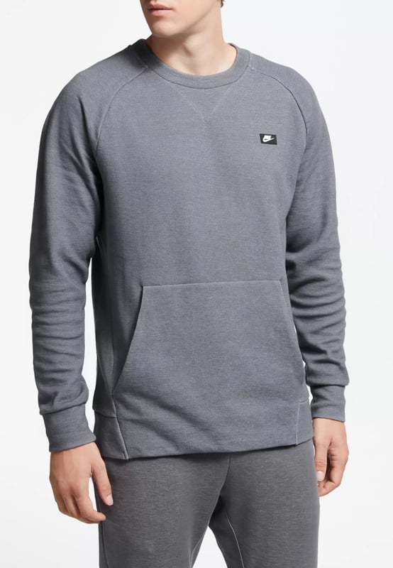 Der Nike Sportswear Optic Herren Fleece Crewneck Trainingsanzug hat einen hohen Baumwollanteil, ist sehr weich und angenehm zu tragen, schränkt die Bewegung nicht ein und speichert die Wärme perfekt. - - .   Raglan ist aus Polyester, die Verschleißfestigkeit, Pflegeleichtigkeit, Elastizität und Haltbarkeit bietet. - - .   Das Modell wird nicht nur bei Sportlern gefragt sein, sondern auch bei denen, die diesen Kleidungsstil einfach für jeden Tag mögen. - - .   Die Baumwolle im Produkt fühlt sich angenehm an, "atmet" gut, gibt ein Gefühl von Natürlichkeit und Komfort, und die Kängurutasche wärmt Ihre Hände bei kaltem Wetter. - - .