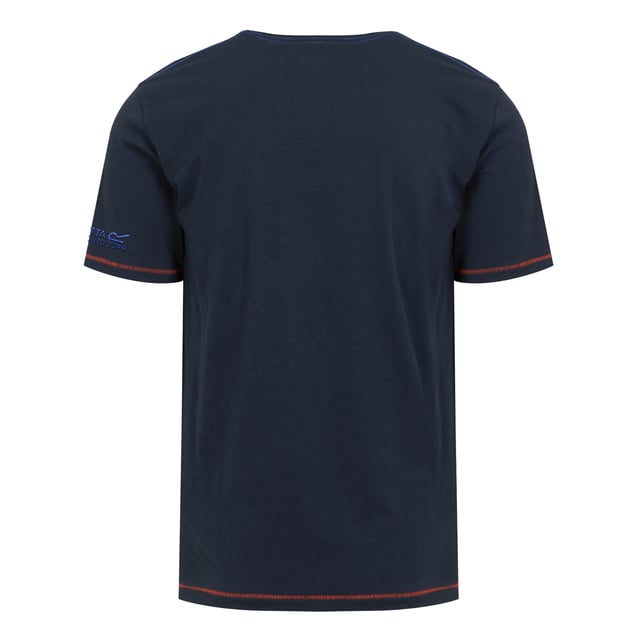 100% Baumwolle. Gewebetechnik: Atmungsaktiv. Gewebe: Coolweave, Single Jersey, Slub, Weiche Haptik. Design: Kontrast Detail, Grafikdruck, Logo, Mit Streifendetail. Seitliche Schlitze. GSM (Gramm pro Quadratmeter): 180. Rundhalsausschnitt. Kurzärmlig. Nachhaltigkeit: nachhaltige Materialien. S: 96,52 cm. M: 102 cm. L: 107 cm. XL: 112 cm. XXL: 121,92 cm. 3XL: 129,54 cm.