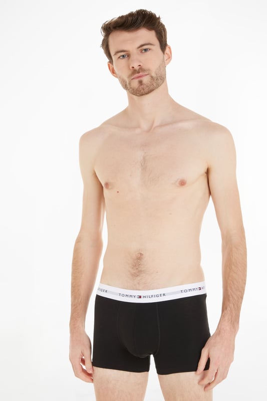 Tommy Hilfiger 3-Pack Heren Trunks Tommy Hilfiger 3-pack heren trunks. De zachte trunk vangt de eenvoudige maar onmiskenbare stijl van Tommy Hilfiger met een logo-elastische tailleband. Gemaakt van een mengsel van 100% organisch en gerecycled katoen, met een elastische tailleband voor de hele dag comfort. Comfortabel, stijlvol en vriendelijk voor de planeet, wat wil je nog meer?
Belangrijkste Kenmerken
Logo-elastische tailleband
Zacht katoen
3-pack