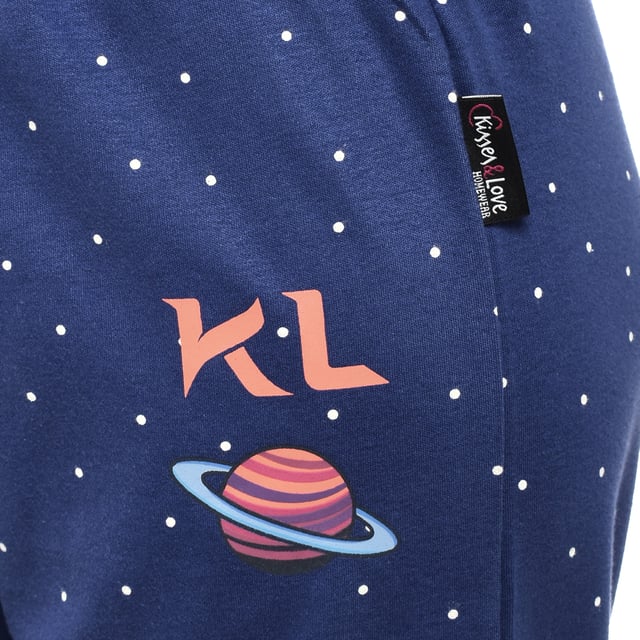 Kisses\u0026Love vinterpyjamas för kvinnor. Vinterpyjamas av högsta kvalitet!\n\n Dampyjamasen kombinerar en långärmad T-shirt med rund halsringning och långbyxor.\n Tillverkad av mjuka och andningsbara material, det garanterar komfort hela natten.\n Perfekt för höst/vinter, detta set erbjuder en perfekt balans mellan stil och komfort för en vilsam natts sömn.\n\n Exklusiv design och en mängd olika tryck: Vinterpyjamasen för damer finns i ett brett utbud av exklusiva mönster och tryck, så att du kan välja mellan olika stilar som speglar din personlighet och smak. Från tryck till ränder, varje pyjamas erbjuder en unik och speciell touch.\n\n Enkel skötsel och hållbarhet: Dampyjamasen är tillverkad av slitstark bomull och är lätt att tvätta i maskin och bibehåller sin mjukhet, färg och form tvätt efter tvätt. Detta enkla underhåll säkerställer att pyjamasen förblir ett favoritplagg i din garderob och erbjuder hållbarhet och praktiska egenskaper över tid, särskilt under de kallare årstiderna.\n\n Vinterpyjamas för kvinnor, den perfekta presenten till mors dag, jubileum, jul, nyår, födelsedag och mycket mer!\n\n Välj stil, kvalitet och komfort med Kisses\u0026Love!\n Sammansättning: 100% bomull\n Skötsel:\n- Tvättas i max temperatur. 30º.\n - Använd inte blekmedel.\n - Använd inte torktumlare.\n - Stryk vid låg temperatur, max. 110º.\n - Får inte kemtvättas.