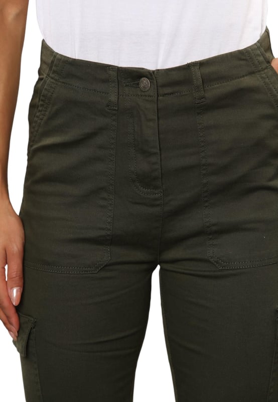 Dames Cargo Chino Skinny Fit Broek. - Binnenbeenlengte Kort is 25 inch, Normaal is 27 inch Lang is 29 inch. - - . Dicht op het lichaam gesneden in een skinny pasvorm met een flatterende hoge taille. - - .   Gemaakt van katoen met extra stretch voor bewegingsvrijheid. - - .   Enkels met rits, zakken met drukknopen en twee zijzakken. - - . Knoopsluiting, Ritssluiting.  Ongevoerd, hoog getailleerd, extra stretch. - Ideaal voor casual, kantoor en perfect voor actieve weekenden.