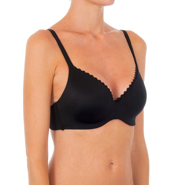 Nuevo sujetador de Playtex con aros extraíbles. 
Sujetador pensado y diseñado para ofrecer un 100% de suavidad a tu delicada piel. Tu pecho estará perfectamente sujeto durante todo el día, en el interior de una suavísima y cómoda envoltura.
Comodidad debida  a tres razones: la posibilidad de quitar los aros, la suavidad del tejido y un foam súper ligero que moldea el pecho, pero se siente como si no se llevara nada. 
Color negro.
Tirantes  regulables. 
Detalle de puntilla color negro, en el contorno superior de las copas.
Cierre trasero mediante corchetes con tres posiciones.
Laterales  elásticos.
Costuras vistas a tono.

Composición:
- 65% Poliamida.
- 12% Elastano.
- 23% Poliéster.

Cuidados:
- Lavar a mano.
- No usar lejía.
- No usar secadora.
- No planchar.
- No lavar en seco.