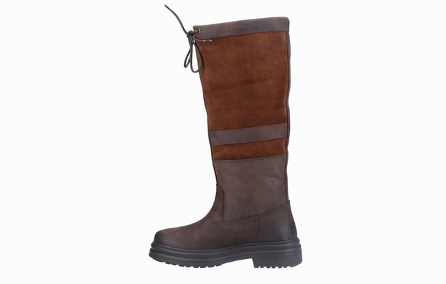 Der Broadway-Boot ist die perfekte Ergänzung Ihrer Wintergarderobe und kombiniert Stil mit Funktionalität. Mit einem Obermaterial aus Wildleder-Elementen und einem seitlichen Dehneinsatz für eine bequeme, flexible Passform wurde dieser Boot entwickelt, um Ihre Füße die ganze Saison über warm und trocken zu halten. Mit der charakteristischen wasserdichten Membran und einer robusten Sohle für zusätzlichen Grip sind Sie bereit für alles, was das Winterwetter mit sich bringt. Die Schnürdetails oben ermöglichen eine anpassbare Passform, wodurch der Broadway sowohl praktisch als auch stilvoll ist. - Obermaterial aus Wildleder-Elementen und seitlichem Dehneinsatz - Schnürdetails oben - Wasserdichte Membran - Robuste Sohle - Cotswold-Branding