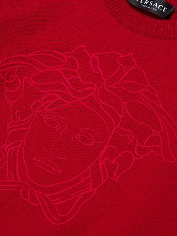 Luxury Italian label Versace use captivating Greek abstracts to create fun and playful aesthetics. This boys red sweatshirt embodies the Italian label's vibrant craftsmanship and innovative outlook. Made in refined material, this long-sleeved soft knit jumper has been depicted with a Medusa embroidery at the front, a ribbed crewneck, hem and cuffs. A mythological statement both captivating and unique, he will be obsessed.  Medusa Kids Embroidery Crewneck Elasticated Hem and Cuffs Outer Composition: 100% Pure Virgin Wool Embroidery: 100% Viscose Do Not Wash Do Not Bleach Do Not Tumble Dry Cool Iron Dry CleanVersace Size : Child's Height4Y: 41" / 104 cm 5Y: 43.5" / 110 cm 6Y: 45.5" / 116 cm 8Y: 50.5" / 128 cm 10Y: 55" / 140 cm 12Y: 60" / 152 cm 14Y: 64.5" / 164 cm