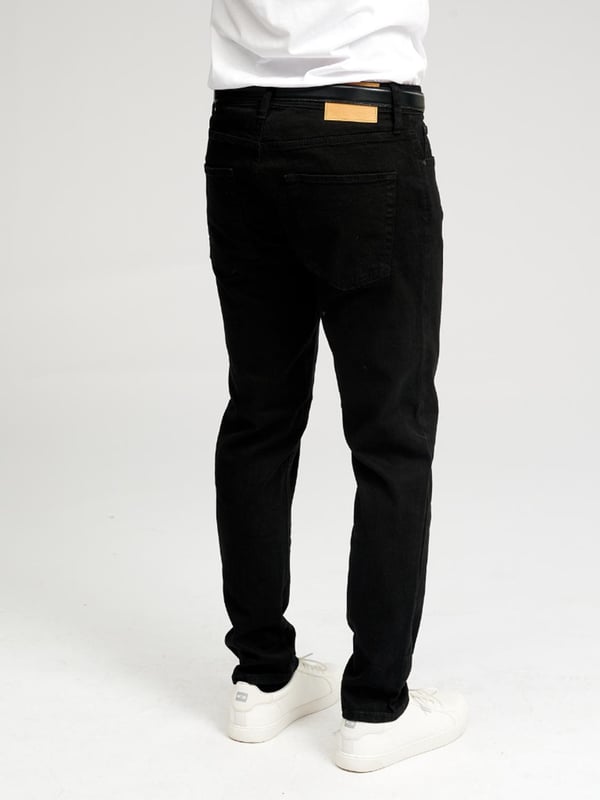 Reguläre Jeans von TeeShoppen
Jeans von TeeShoppen sind schick, bequem und stilvoll und damit das ganze Jahr über eine perfekte Wahl für jedes Outfit. Finden Sie das perfekte Paar Jeans, um Ihren Look und Ihre Garderobe zu vervollständigen. Hier sehen Sie Jeans in Schwarz.

 Welche Größe hat die Jeans?  
Jeans gibt es in 36 verschiedenen Größen, die für Männer geeignet sind. Siehe und wählen Sie Ihre Größe unter "Größe".

 Über TeeShoppen
Bei TeeShoppen sind wir stolz darauf, unsere eigenen Produkte anzubieten. Mit unserem Sortiment möchten wir Ihnen die Möglichkeit geben, Ihre Garderobe mit einfacher und moderner Kleidung zu ergänzen. Unsere Kleidung ist so konzipiert, dass sie für eine Vielzahl von Anlässen geeignet ist und gleichzeitig aus hochwertigen Materialien hergestellt wird, die einen hohen Tragekomfort gewährleisten. Wenn Sie einen zeitlosen Anbieter von Mode für Männer und Frauen suchen, dann sind Sie bei uns genau richtig. Bei TeeShoppen zahlen Sie nur für Qualität und Service, die uns wichtig sind. Wir erweitern ständig unser Sortiment, um mit der sich ständig verändernden Modewelt Schritt zu halten.