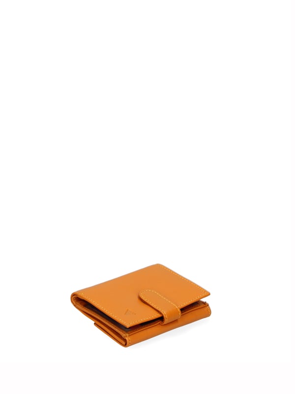 Cartera de hombre. El cierre es con botón de presión. Los bolsillos internos son tarjeteros y porta billetes. Los bolsillos exteriores son uno trasero con clip. Falta la correa para el hombro. Falta el mango. Hay un compartimento interno. El material exterior es 100% Piel Auténtica. Internamente está forrado en piel auténtica. Medidas: 8x10x2 cm. Producto de moda