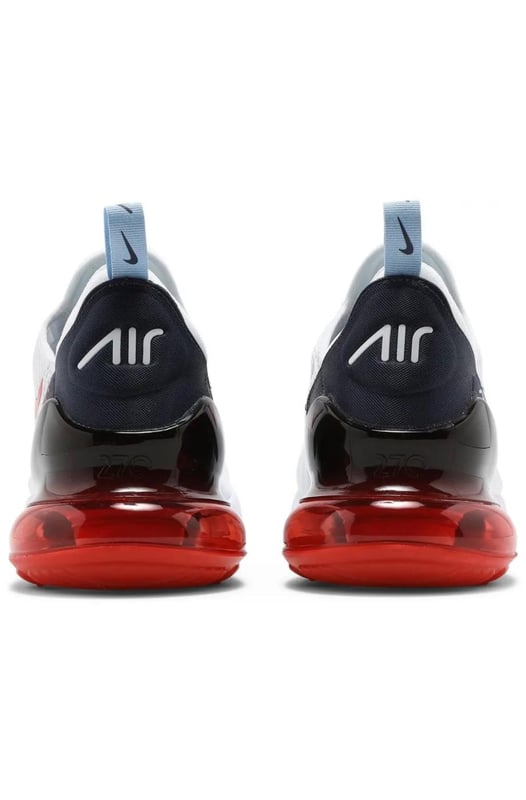 Die Nike Air Max 270 Turnschuhe haben ein federleichtes, gestricktes Obermaterial, das deine Füße kühl und bequem hält, während die Max Air-Einheit in der Ferse für dauerhafte Dämpfung sorgt, die durch ein übergroßes Air-Fenster für einen zusätzlichen Hauch von Stil angezeigt wird. Die flexible Innensohle und die bootie-ähnliche Konstruktion des Schuhs sorgen für eine individuelle Passform, und die weiche Schaumstoff-Zwischensohle garantiert ein unglaublich weiches Laufgefühl. - -. Mit einer praktischen Zuglasche an der Ferse und einer robusten Gummilaufsohle sind diese Schuhe ebenso praktisch wie stylisch. Diese Version ist eine Hommage an die reiche Air Max-Tradition von Nike, die auf die revolutionäre Air-Technologie von 1978 und den ikonischen sichtbaren Air Max 1 von 1987 zurückgeht.