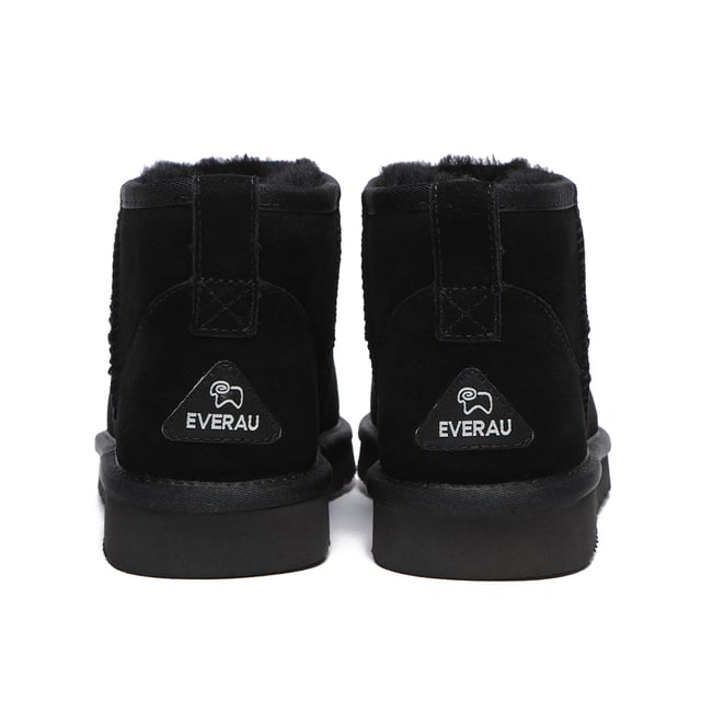 EVER AU Botas clásicas ultra mini para mujer-FINCH Las botas clásicas Finch Ultra Mini cuentan con una altura de tobillo convenientemente más baja, lo que hace que sean muy fáciles de poner. Perfectamente diseñado para aquellos a quienes les puede resultar difícil ponerse otros estilos de botas. Especificación: Parte superior de gamuza Forro cálido de lana de piel de oveja Plantilla de lana de piel de oveja suave Suela de EVA Tecnologías: Agua & Parte superior resistente a las manchas Suela exterior antideslizante