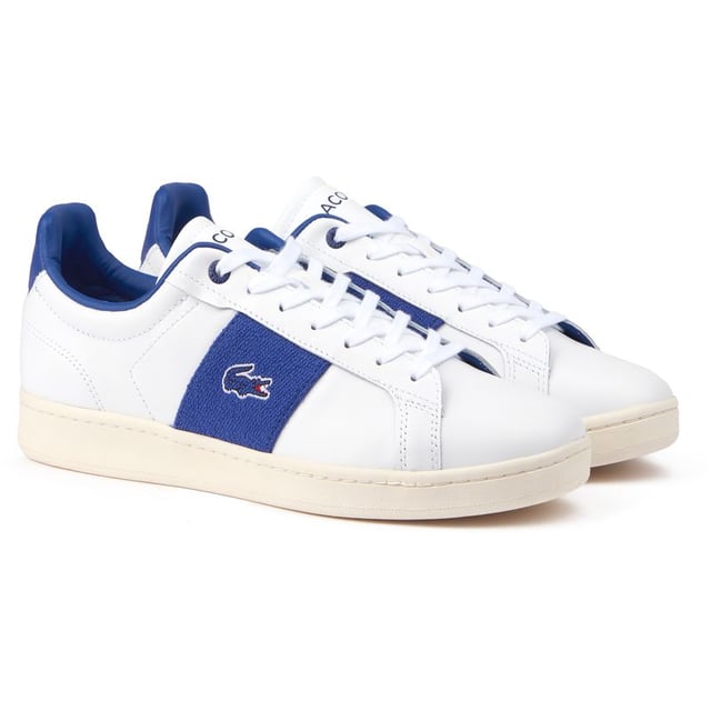Sigilo y estilo se unen en las zapatillas de deporte Carnaby Pro de Lacoste. La parte superior de cuero de primera calidad y el ojal superior grabado brindan una apariencia elegante y minimalista, mientras que las plantillas Ortholite amortiguan cada paso. Con su icónica marca de cocodrilo y suelas de goma duraderas, las legendarias Carnaby rezuman un estilo de vida elegante e informal y te permiten moverte con rapidez y confianza dentro y fuera de la cancha.