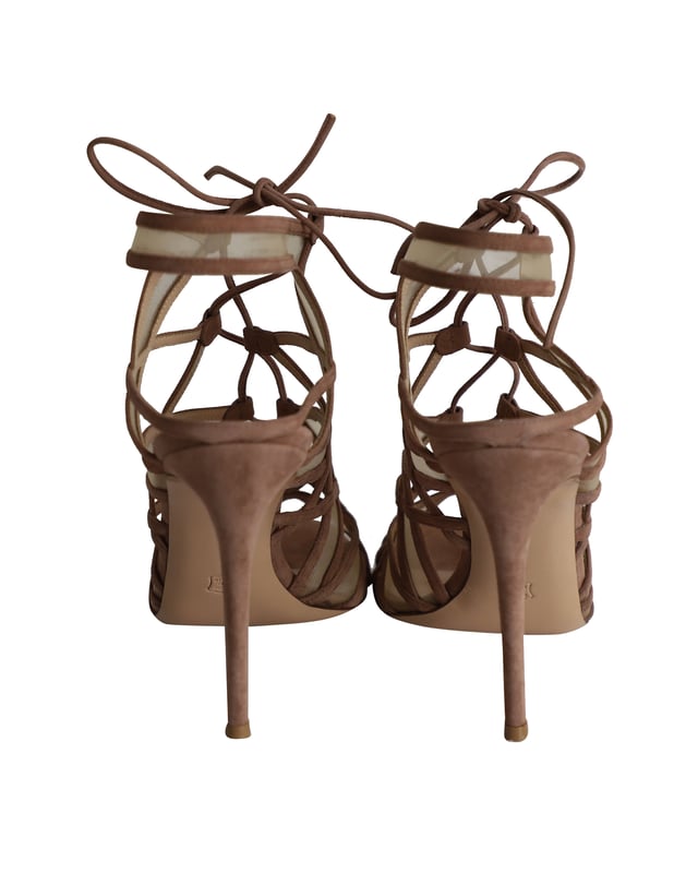 VINTAGE, RRP AS NEW
Perfect to adorn your delicate feet and give you the confidence to conquer the world, these beige sandals from Ginavito Rossi are enchanting! They are crafted from suede and net and feature an open-toe silhouette. Includes box and dust bag.

Gianvito Rossi Adria Sandals in Nude Suede 
Condition: excellent
Material: suede
Size: EU41
Sign of wear: No
SKU: 285044
