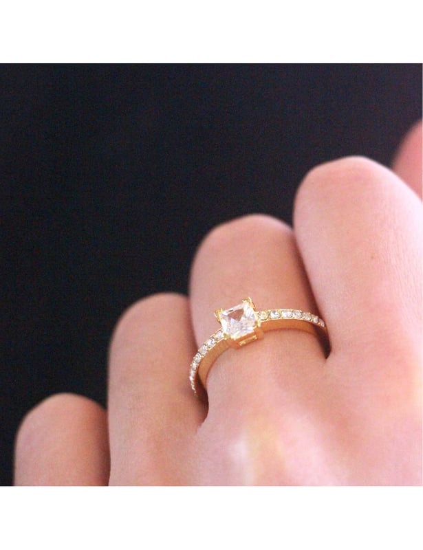 Simple Square-ringen är pläterad i 18k roséguld och infattad med gnistrande kristaller. Den kommer att vara perfekt för att ge dig en boost av utstrålning, dag som natt.